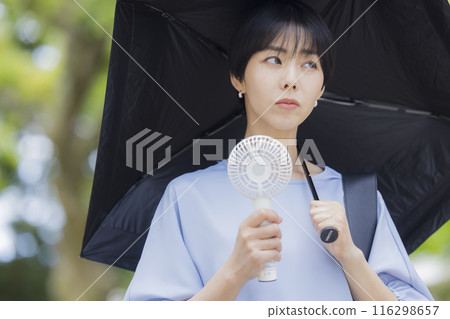 拿著遮陽傘的婦女 116298657