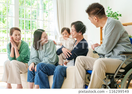 Baby, parent and child, three generation family 116299549