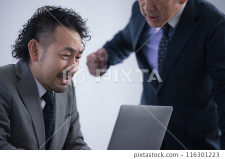 A Showa-era salaryman being pressured by his boss who is a bully - I feel sorry for him for the stress 116301223