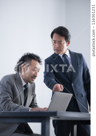 A Showa-era boss trying to get his subordinate to meet sales quotas by scolding him and a poor businessman. A Showa-era boss trying to get his subordinate to meet sales quotas by scolding him and a poor businessman. 116301231