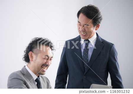 A boss who praises and encourages his subordinates 116301232