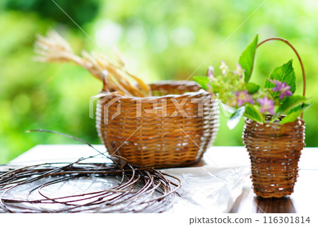 花園桌上有準備好的編織籃材料 116301814