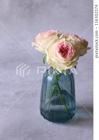 玻璃瓶中的玫瑰 116302574