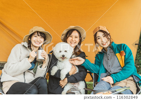 秋冬季節前來戶外露營地露營的女性(女性露營者、朋友、亞洲人) 秋冬季節前來戶外露營地露營的女性(女性露營者、朋友、亞洲人) 116302849