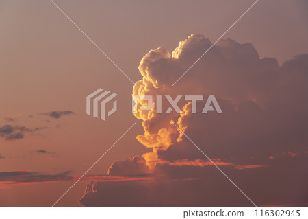 夏季黃昏時北方天空升起的積雨雲 b-4 暖色 116302945