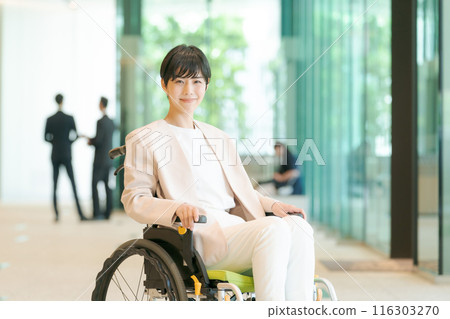 一個穿著西裝坐輪椅的女人 一個穿著西裝坐輪椅的女人 116303270