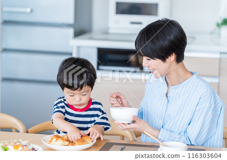 Parents and children eating breakfast together 116303604