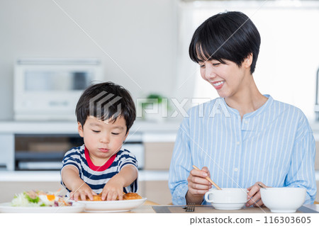 Parents and children eating breakfast together Parents and children eating breakfast together 116303605