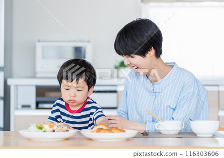 Parents and children eating breakfast together Parents and children eating breakfast together 116303606