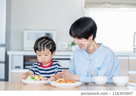 Parents and children eating breakfast together 116303607