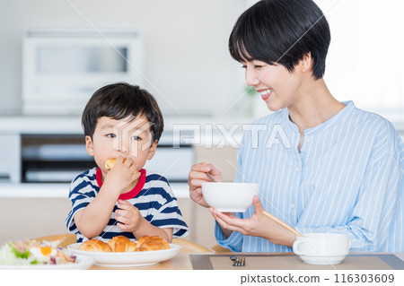 Parents and children eating breakfast together 116303609