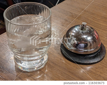 Soft drinks in restaurants 116303673