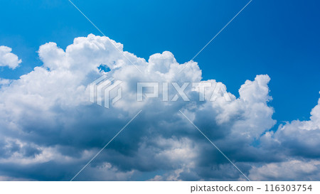 夏日蔚藍的天空出現白雲 116303754