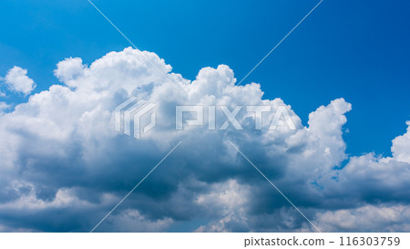 夏日蔚藍的天空出現白雲 116303759
