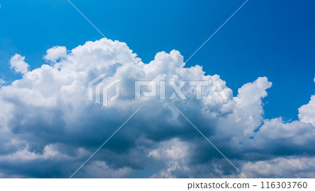夏日蔚藍的天空出現白雲 夏日蔚藍的天空出現白雲 116303760