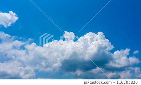 夏日蔚藍的天空出現白雲 夏日蔚藍的天空出現白雲 116303826