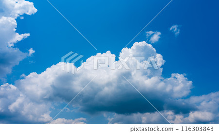 夏日蔚藍的天空出現白雲 夏日蔚藍的天空出現白雲 116303843