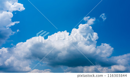 夏日蔚藍的天空出現白雲 116303844