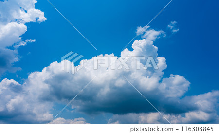 夏日蔚藍的天空出現白雲 夏日蔚藍的天空出現白雲 116303845