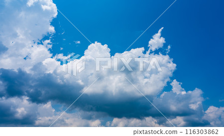 夏日蔚藍的天空出現白雲 夏日蔚藍的天空出現白雲 116303862