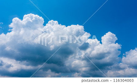 White clouds appearing in the blue summer sky 116304003