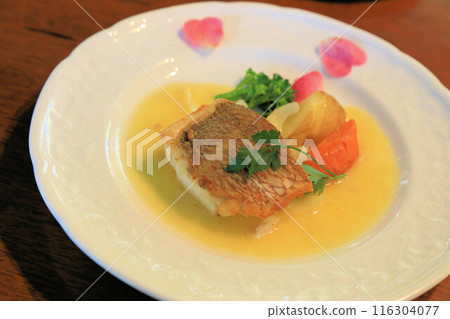 烤鯛魚,魚meuniere奶油醬,時尚美味的法式套餐,主打魚全套 烤鯛魚,魚meuniere奶油醬,時尚美味的法式套餐,主打魚全套 116304077