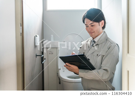 設備店/管道店的一名男商人穿著工作服檢查廁所 116304410