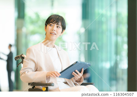 坐在輪椅上在辦公室工作的婦女 116304507