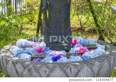 Flower water basin and Bodhisattva statue at Toshogu Temple 116304677