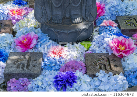 Flower water basin and Bodhisattva statue at Toshogu Temple 116304678