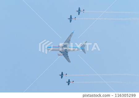 Overhead Jet Airfly B737-700 和約旦獵鷹隊編隊飛行 Overhead Jet Airfly B737-700 和約旦獵鷹隊編隊飛行 116305299