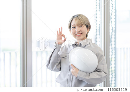 一位身穿工作服、頭戴頭盔、金髮短髮的年輕女子(好吧,頭髮顏色自由,按自己的方式工作,工作環境) 一位身穿工作服、頭戴頭盔、金髮短髮的年輕女子(好吧,頭髮顏色自由,按自己的方式工作,工作環境) 116305329