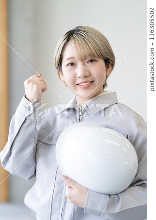 身穿工作服、頭戴頭盔、金髮短髮的年輕女子（握拳、自由髮色、以自己的方式工作） 116305502