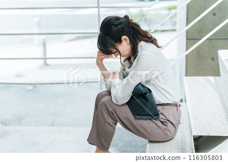 疲憊的女商人坐在樓梯上（疲勞、加班、黑人公司、壓力、疾病、過度勞累） 116305803