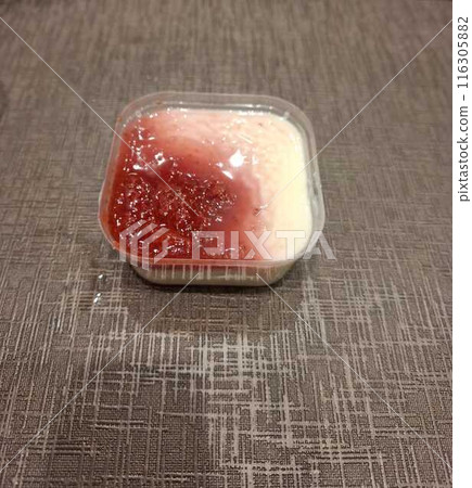 MILK AND STRAWBERRY PUDDING 116305882
