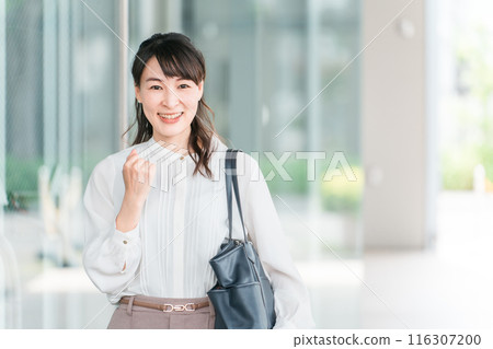 微笑的女商人做一個勇敢的姿勢（挑戰、積極性、挑戰、支持、職業轉變、願景） 116307200