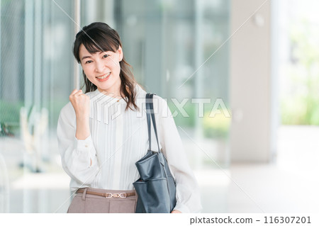 微笑的女商人做一個勇敢的姿勢(挑戰、積極性、挑戰、支持、職業轉變、願景) 微笑的女商人做一個勇敢的姿勢(挑戰、積極性、挑戰、支持、職業轉變、願景) 116307201