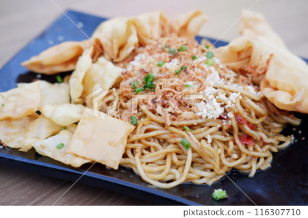 Spicy fried noodles with wonton crackers 116307710