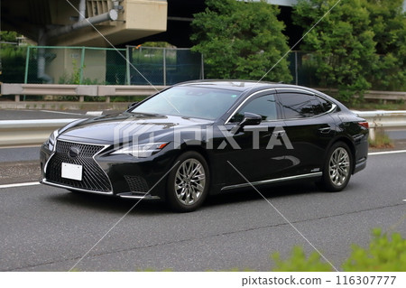 Black sedan image 116307777