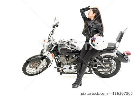 騎自行車的女孩戴著頭盔坐在自行車上梳理頭髮 116307865