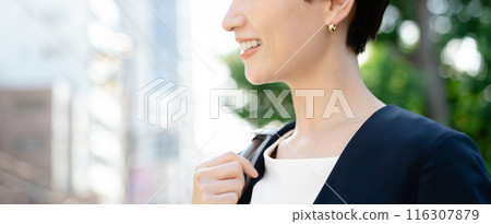 微笑的女商人 116307879