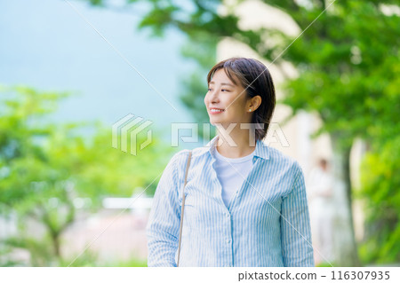 Woman traveling, woman enjoying holiday 116307935