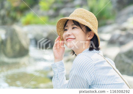 女人在河邊玩耍,女人在旅行,女人在享受假期 女人在河邊玩耍,女人在旅行,女人在享受假期 116308292
