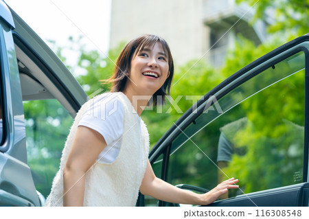 一個女人在公路旅行,一個女人在旅行,一個女人在享受假期 一個女人在公路旅行,一個女人在旅行,一個女人在享受假期 116308548