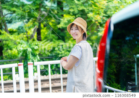 一個女人在公路旅行,一個女人在旅行,一個女人在享受假期 一個女人在公路旅行,一個女人在旅行,一個女人在享受假期 116308549