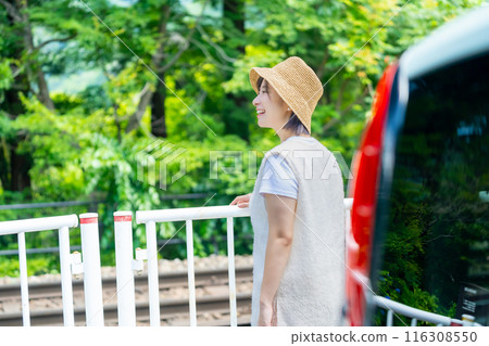一個女人在公路旅行,一個女人在旅行,一個女人在享受假期 一個女人在公路旅行,一個女人在旅行,一個女人在享受假期 116308550