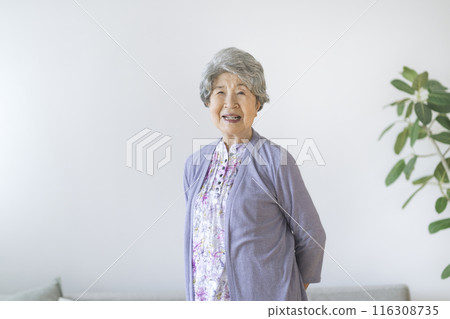 80多歲的女子對著鏡頭微笑 116308735