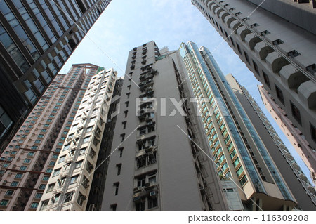 從建築物的山谷仰望天空 從建築物的山谷仰望天空 116309208