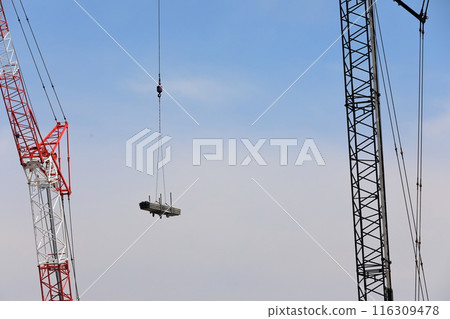 一台起重機在建築工地的形象 116309478