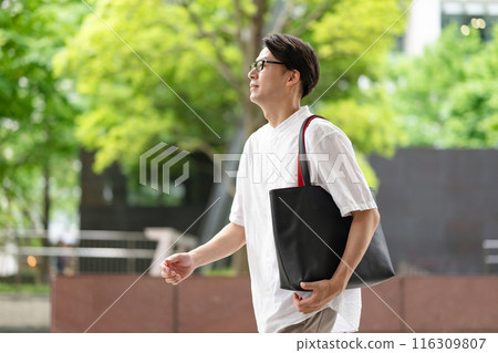 Men walking outside 116309807